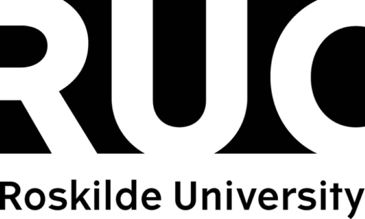 Na slici je logo Roskilde univerziteta